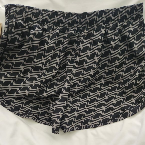 Nike Women Shorts - Picture 1 of 3